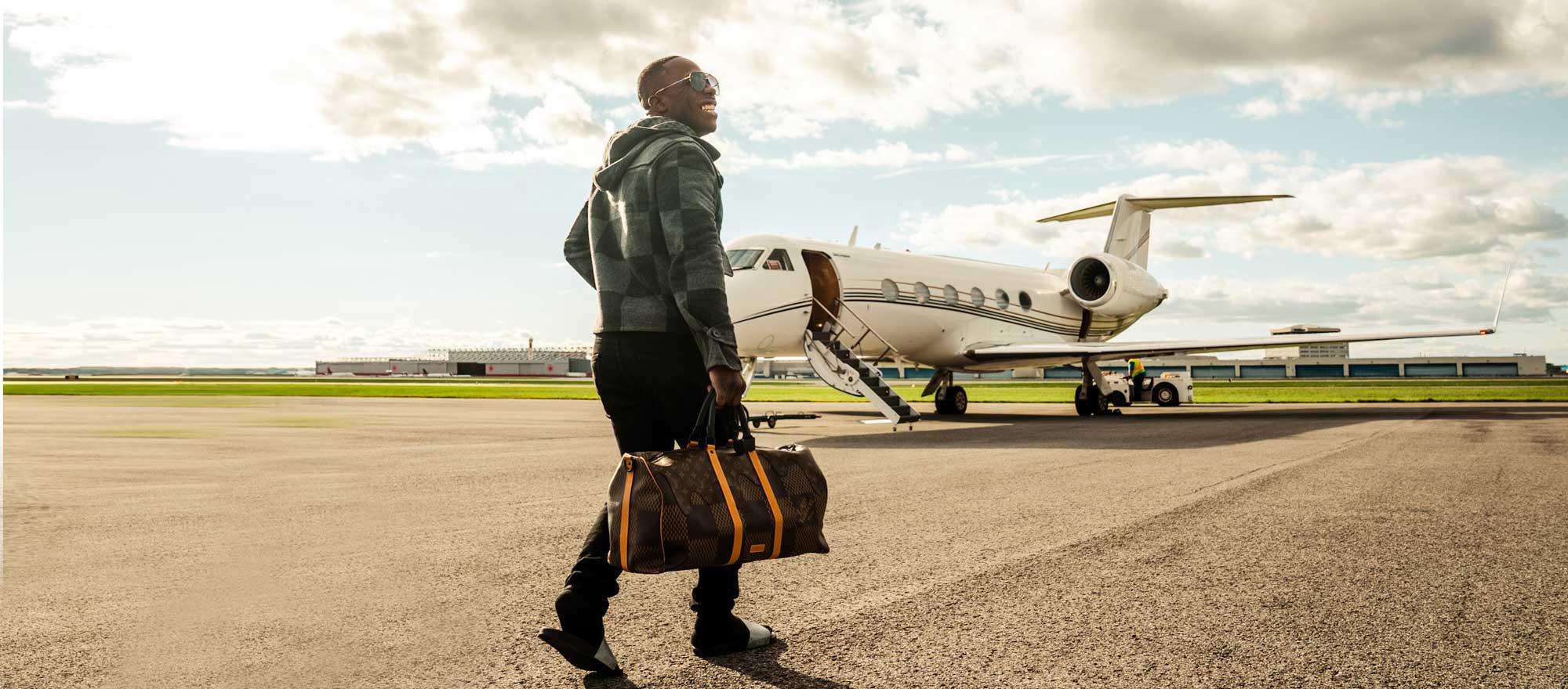 Dre London boarding his Gulfstream private jet