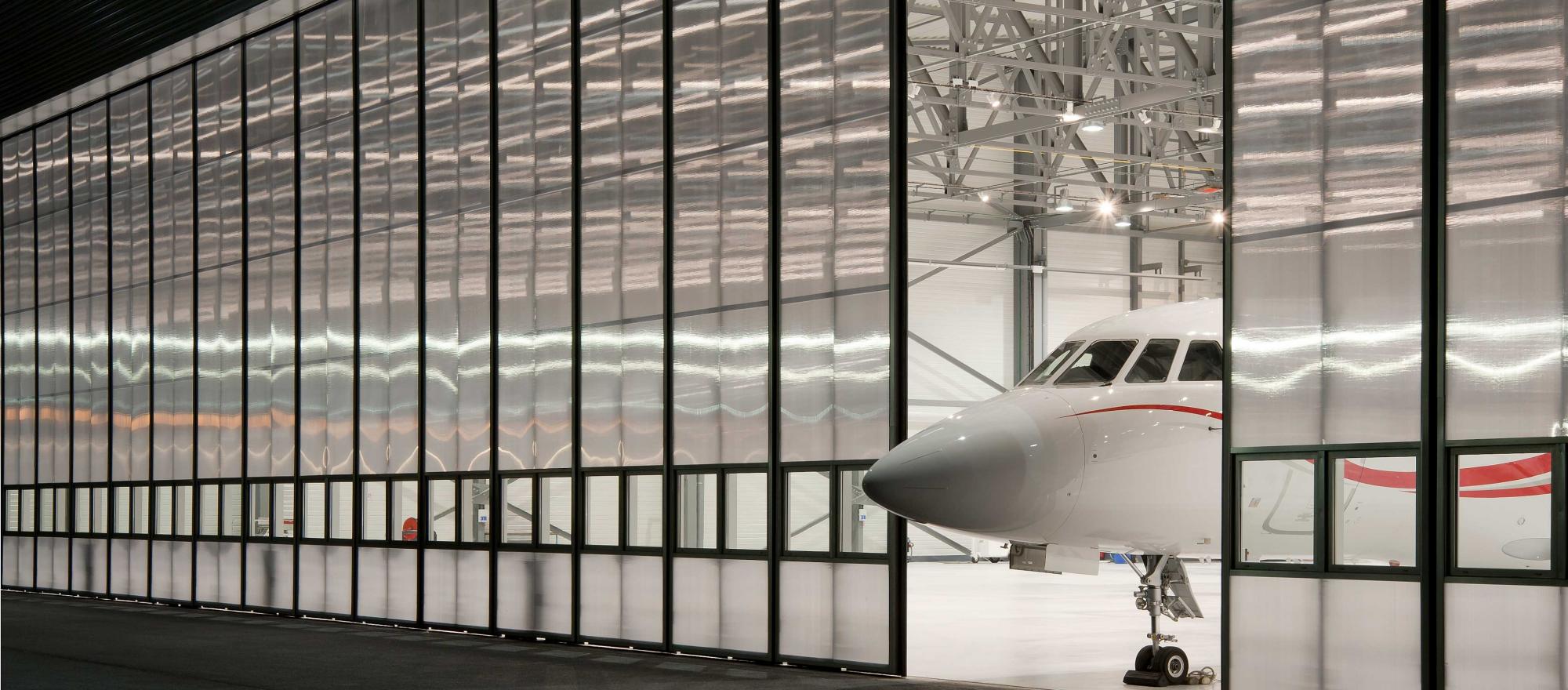 Falcon2000LXS in hangar