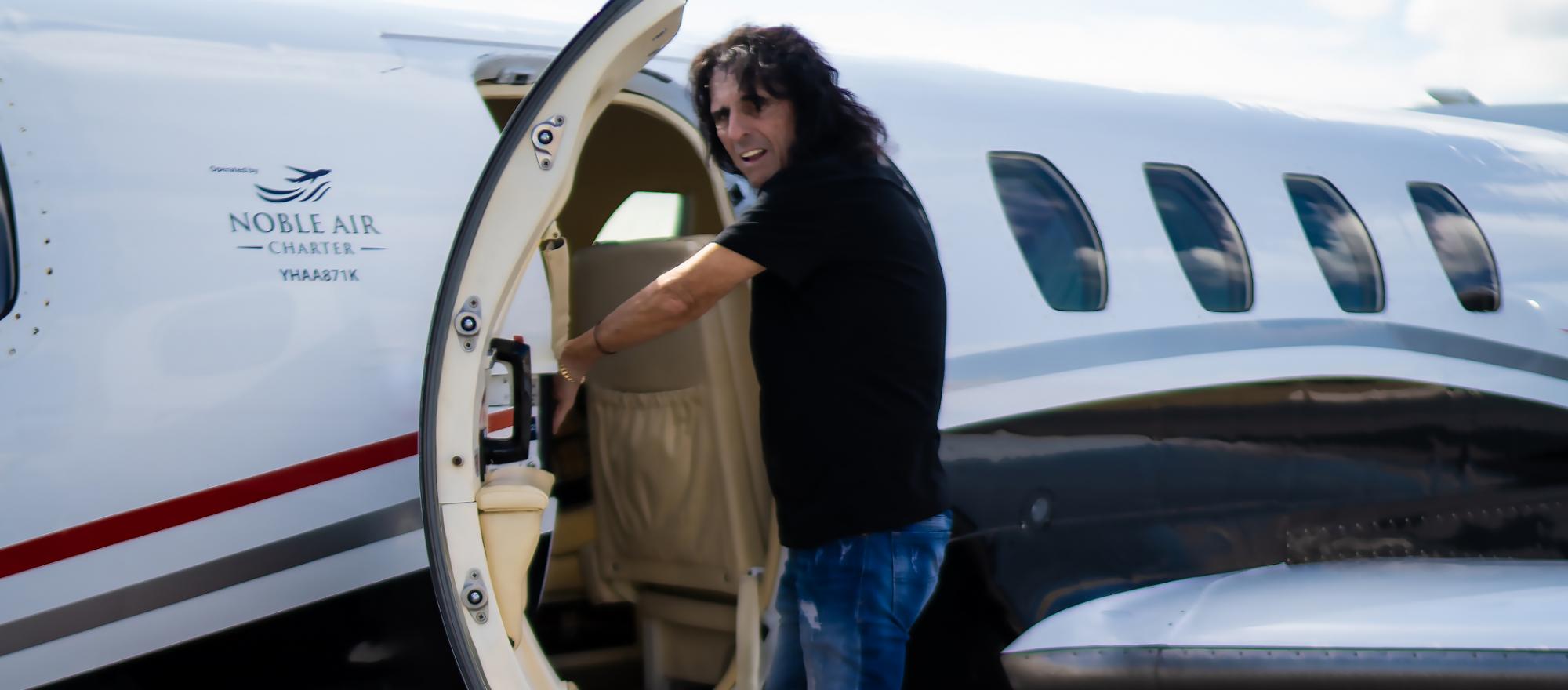 Alice Cooper boards a business jet