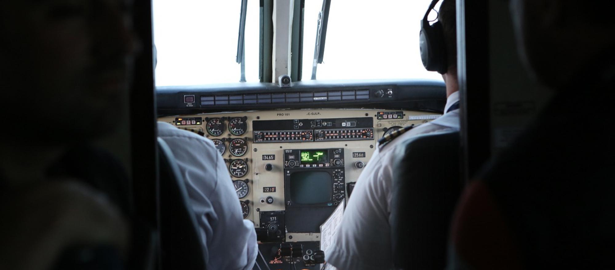 Pilots in flight deck of airliner (Photo: Pixabay)